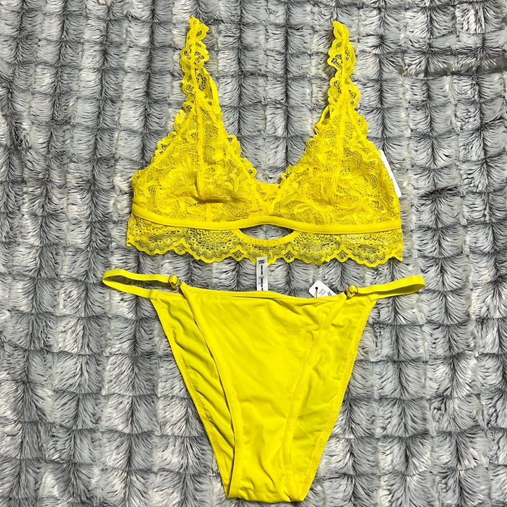 4/$20 NWT Lace Bra and Panty Set Small